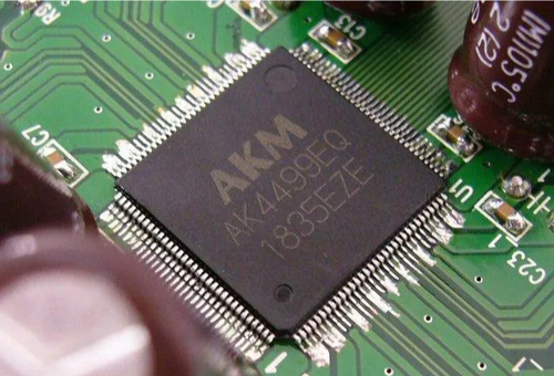 1983年，AKM公司在日本成立，全称为Asahi Kasei Microsystems, Inc.，中文名：旭化成微电子株式会社。AKM公司即致力于发展信息和通信领域的大规模半导体集成电路。目前，AKM公司能够提供包括移动通讯设备用的模-数混合电路IC、基于Delta Sigma 自校正技术的A/D和D/A转换电路、具有无损压缩和纠错技术的大容量存储IC等一系列电路。AKM公司在DAC芯片市场也拥有很大的市场，尤其是在中低价位市场。这并不是说AKM的芯片性能不高，只是AKM一贯坚持低价路线。AKM公司通过收购得到美国Crystal的技术，并把它们转到Cirrus Logic旗下（据说）。