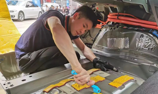 相对于燃油车,特斯拉Model3在噪音方面占据了先天的优势,但并不能说特斯拉Model3就可以达到绝对的安静、舒适驾驶。没有了燃油发动机,但风噪、路噪等相关部位噪音,特斯拉Model3一样也不会少。